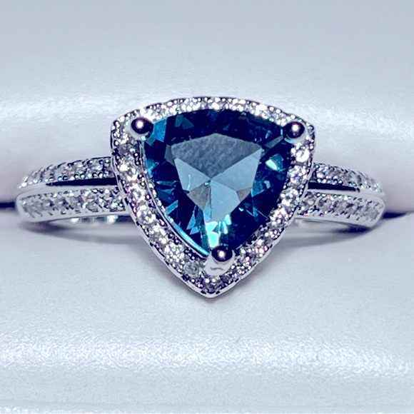 925 Sterling Silver Trillion Cut Blue Topaz Ring - Picture 8 of 8